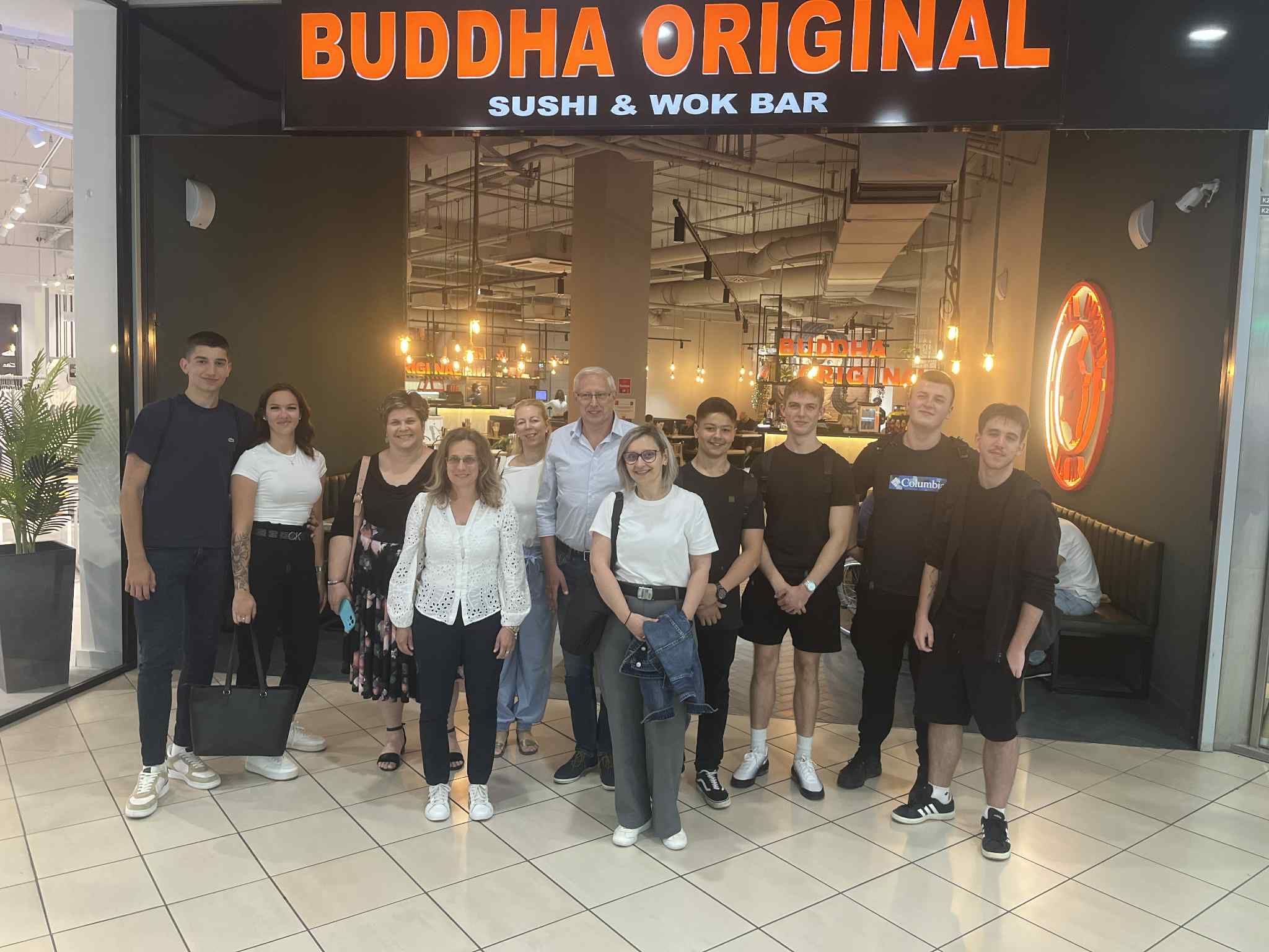 Buddha előtt.jpg